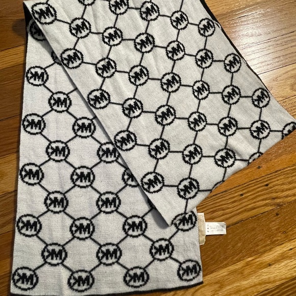 Michael Kors Reversible Scarf - Picture 2 of 6
